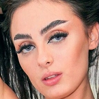 Miley Sin Nude